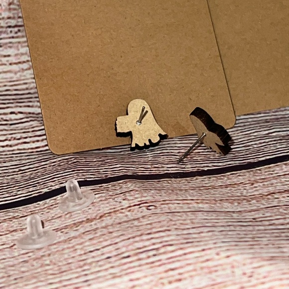 SUPER CUTE GHOST HOLDING BOOKS WOOD EARRINGS - Picture 5 of 12